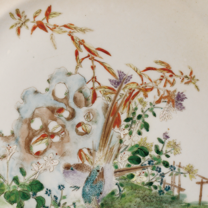 圖為1909年廣彩“廣東博物商會”石景紋碟細節圖，此碟將傳統國畫藝術與廣彩瓷技藝結合在一起，來表現優美的石景風光，畫面清新簡潔。廣東博物商會由高劍父、陳樹人等人于1908 年在廣州市珠江南保安社八號以股份形式創辦，高劍父擔任會長。畫師們以墨彩、綠彩、黃彩、大紅為主，運用嶺南畫派繪畫技法，區別于傳統廣州彩瓷。（來源：廣州十三行博物館）