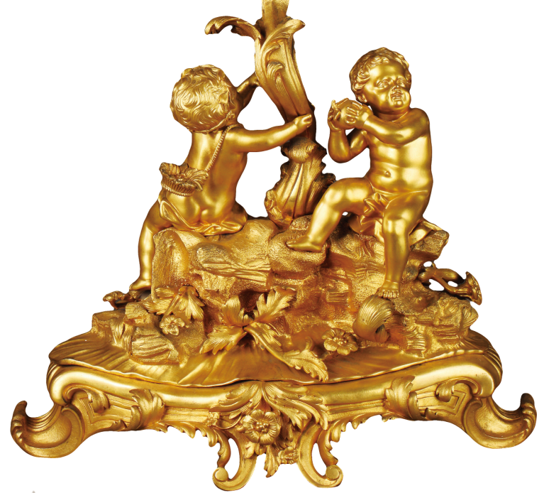 圖為清道光廣彩描金花鳥人物紋鑲天使銅座大碗細節圖，鑲銅鎏金天使造型底座，沿飾葉形銅鎏金花紋，金碧耀眼，華美無比。當時許多廣彩瓷器出口外國后，歐洲工匠對其進行重新裝飾改造，使之成為中西合璧的藝術品。（來源：廣州十三行博物館）