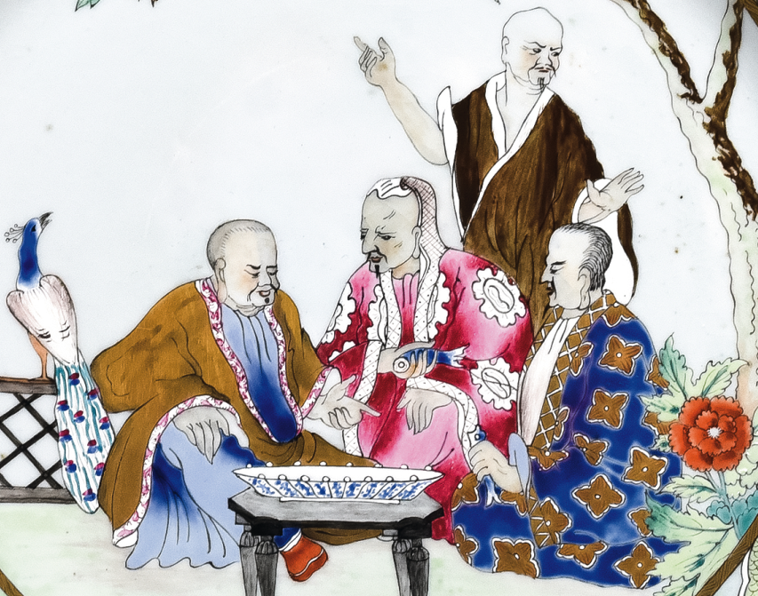 圖為清中期廣彩人物紋大碟細節(jié)圖，此碟紋飾是荷蘭著名設計師考納利斯. 普朗克（Cornelis Pronk）設計的“博士圖”。也有學者認為該設計源自中國的“三酸圖”。蘇東坡曾與黃庭堅、佛印禪師共同品嘗唐代名醋“桃花酸”，三人嘗醋后表情各不相同，從而代表了儒、釋、道的人生態(tài)度。儒家以為酸，佛家以為苦，道家以為甜。（來源：廣州十三行博物館）