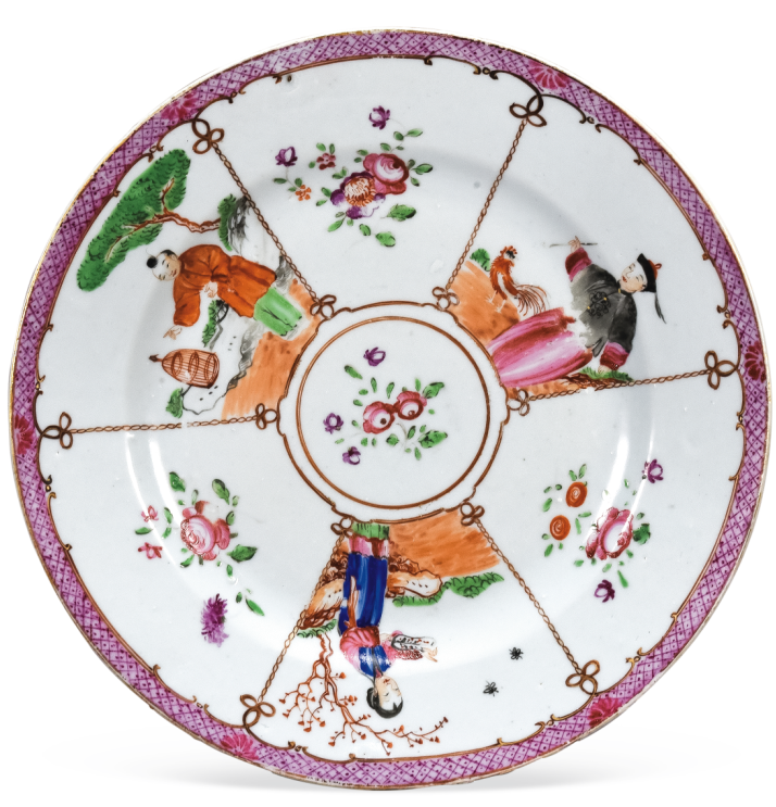 圖為清中期廣彩開光花卉人物紋碟。碟內(nèi)六個扇形開光分別繪人物、花卉紋，人物形象是廣彩常用紋飾圖案“滿大人合家歡”，只是此碟將合家歡圖案一分為三。（來源：廣州十三行博物館）