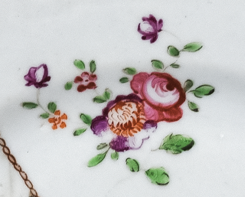 圖為清中期廣彩開光花卉人物紋碟細節(jié)圖。（來源：廣州十三行博物館）