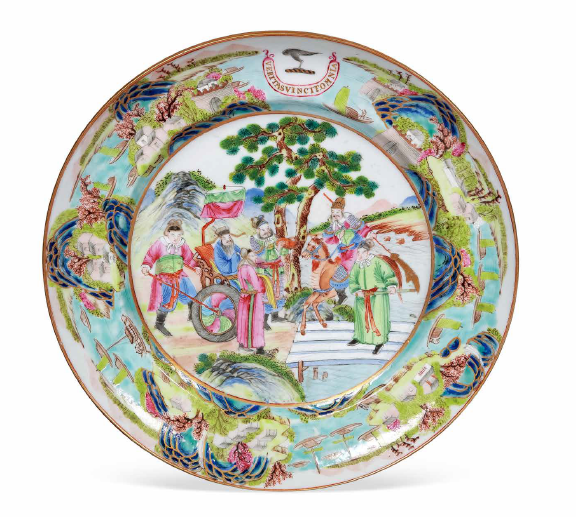 “外銷瓷”是指我國生產(chǎn)的，專門銷往國外的瓷器，清代“一口通商”時期，中國瓷器遠銷歐美，對歐美人民生活影響深遠。這一時期輸出的瓷器種類眾多，有粉彩、廣彩、青花、五彩等，器物造型及紋飾圖案既保留了中國制瓷藝術(shù)的傳統(tǒng)特征，又汲取了歐美的藝術(shù)精華，從而燒制出了大量精美的瓷器。圖為清嘉慶廣彩山水人物紋章碟。（來源：廣州十三行博物館）