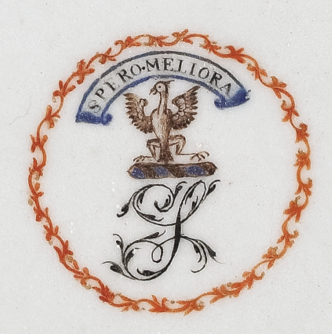 圖為清嘉慶廣彩描金花卉人物紋章溫盤細節(jié)圖，盤心繪紋章。（來源：廣州十三行博物館）