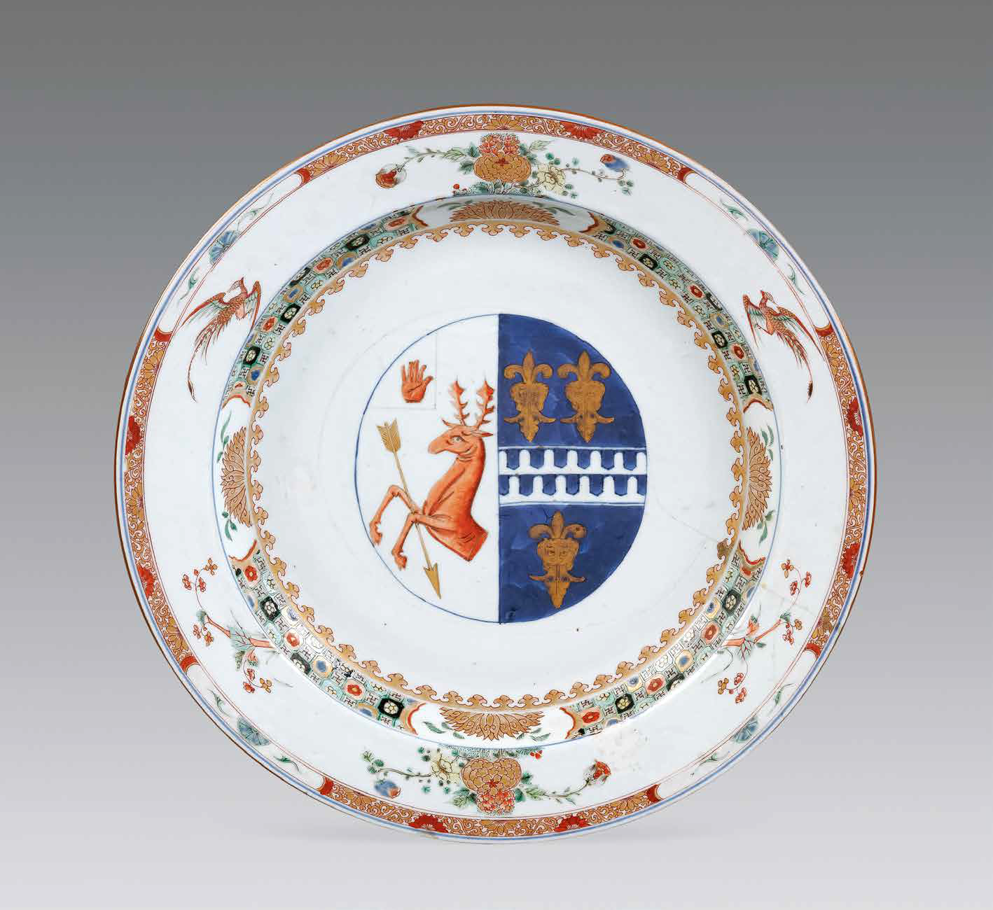 “外銷瓷”是指我國生產的，專門銷往國外的瓷器，清代“一口通商”時期，中國瓷器遠銷歐美，對歐美人民生活影響深遠。這一時期輸出的瓷器種類眾多，有粉彩、廣彩、青花、五彩等，器物造型及紋飾圖案既保留了中國制瓷藝術的傳統特征，又汲取了歐美的藝術精華，從而燒制出了大量精美的瓷器。圖為清康熙Decker家族和Watkins家族聯姻紋章大盤。外銷瓷中常見兩個家族組合紋章的紋章瓷，這樣的瓷器通常是為家族成員聯姻而定