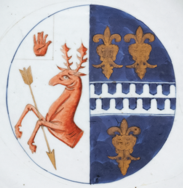 圖為清康熙Decker家族和Watkins家族聯姻紋章大盤細節圖，盤心繪英國德克爾（Decker）和沃特金斯（Watkins）家族紋章。（來源：廣州十三行博物館）