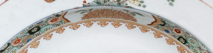 圖為清康熙Decker家族和Watkins家族聯姻紋章大盤細節圖，內圈金彩飾瓔珞紋。（來源：廣州十三行博物館）