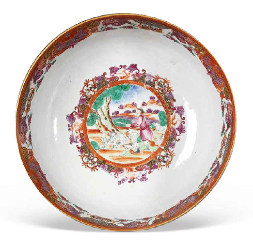 圖為清乾隆廣彩錦地開光洋人狩獵圖潘趣碗俯視圖，該碗紋飾中西結合，色彩豐富艷麗，是乾隆時期廣彩的典型風格。（來源：廣州十三行博物館）