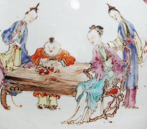 圖為清雍正廣彩人物紋長頸瓶細節圖,腹部繪仕女嬰戲圖。此器胎體潔白,畫工精美,色澤鮮明。(來源:廣州十三行博物館)