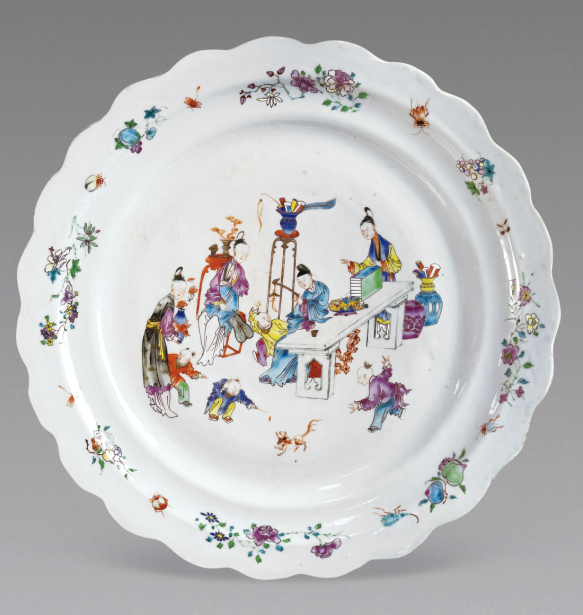 圖為清雍正廣彩嬰戲紋花口碟,通碟施白釉,碟沿對稱繪四組折枝花卉。(來源:廣州十三行博物館)