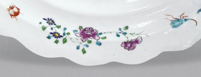 圖為清雍正廣彩嬰戲紋花口碟細節圖。(來源:廣州十三行博物館)