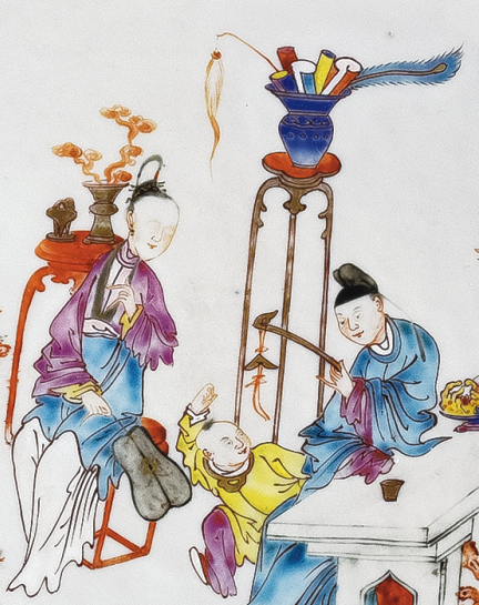 圖為清雍正廣彩嬰戲紋花口碟細節圖,碟心繪人物嬰戲圖,人物形象逼真,色彩艷麗,栩栩如生。(來源:廣州十三行博物館)