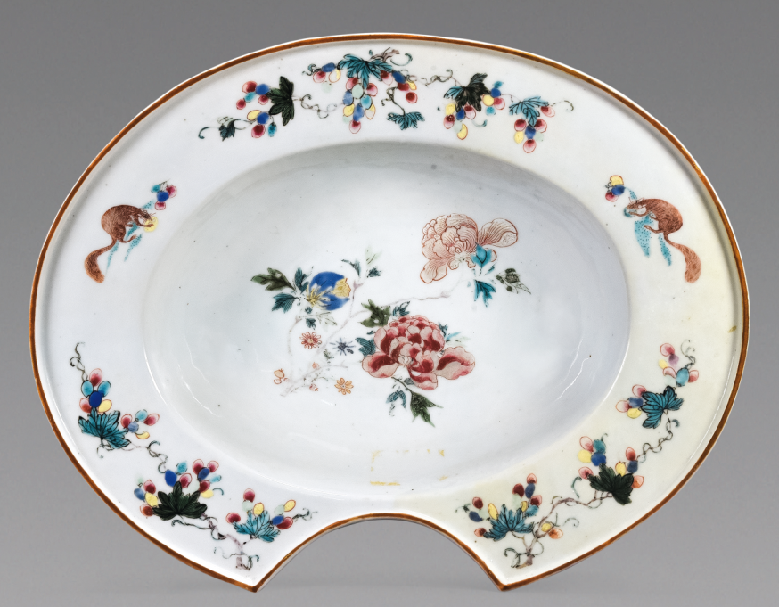 “外銷瓷”是指我國生產(chǎn)的，專門銷往國外的瓷器，清代“一口通商”時期，中國瓷器遠(yuǎn)銷歐美，對歐美人民生活影響深遠(yuǎn)。這一時期輸出的瓷器種類眾多，有粉彩、廣彩、青花、五彩等，器物造型及紋飾圖案既保留了中國制瓷藝術(shù)的傳統(tǒng)特征，又汲取了歐美的藝術(shù)精華，從而燒制出了大量精美的瓷器。圖為清中期粉彩花卉紋剃須盤。（來源：廣州十三行博物館）
