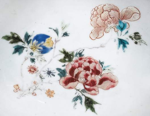 圖為清中期粉彩花卉紋剃須盤細(xì)節(jié)圖，盤心主題紋飾為花卉圖。（來源：廣州十三行博物館）