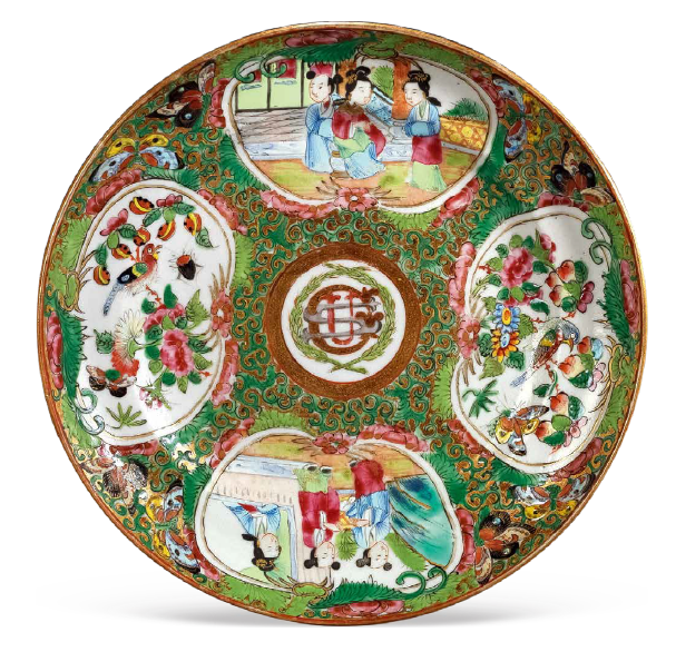 “外銷瓷”是指我國生產的，專門銷往國外的瓷器，清代“一口通商”時期，中國瓷器遠銷歐美，對歐美人民生活影響深遠。這一時期輸出的瓷器種類眾多，有粉彩、廣彩、青花、五彩等，器物造型及紋飾圖案既保留了中國制瓷藝術的傳統特征，又汲取了歐美的藝術精華，從而燒制出了大量精美的瓷器。圖為清末廣彩“USG”花鳥人物紋小碟。（來源：廣州十三行博物館）