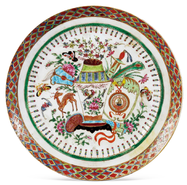 圖為清宣統廣彩博古紋章盤，盤沿飾織錦紋，盤心為博古圖案裝飾，花瓶環飾蝙蝠、蝴蝶、鹿、壽字、卷軸等吉祥圖案，蝙蝠口銜詹姆斯·凱勒家族紋章。（來源：廣州十三行博物館）