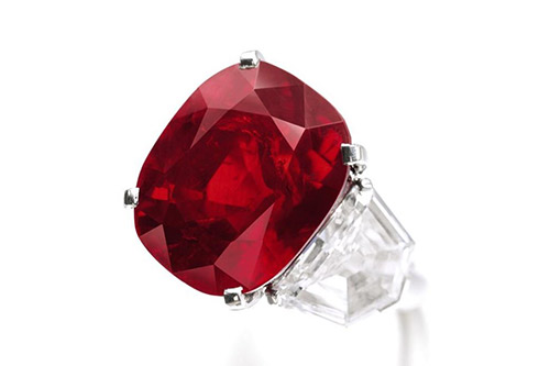 紅寶石重達25.59克拉,這顆巨大的紅寶石鑲嵌在重達2.47克拉和2.jpg