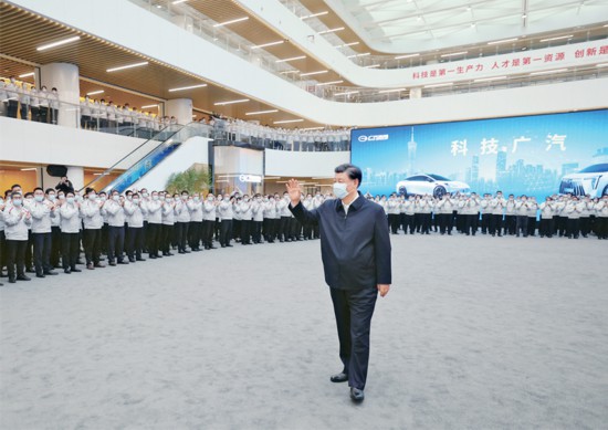 2023年4月10日至13日,中共中央總書記、國家主席、中央軍委主席習(xí)近平在廣東考察。這是12日下午,習(xí)近平在廣汽研究院向職工們揮手致意。 新華社記者 鞠鵬/攝